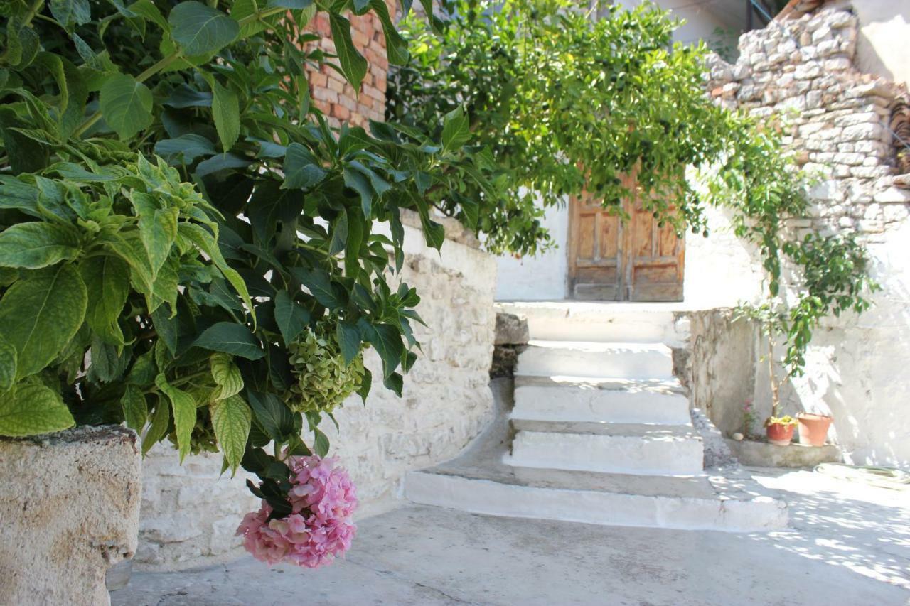 Guest House Toli Inside Berat Castle Exterior foto