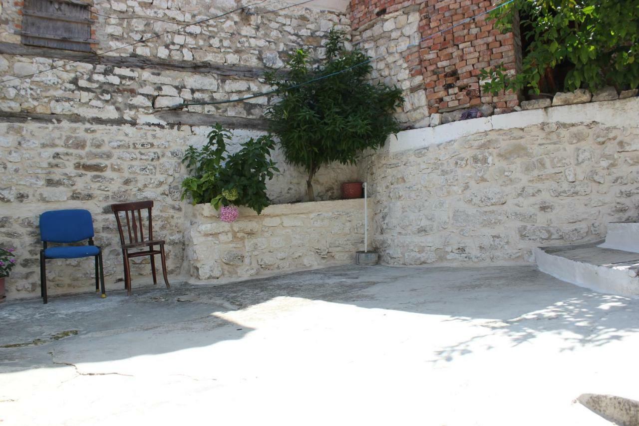 Guest House Toli Inside Berat Castle Exterior foto