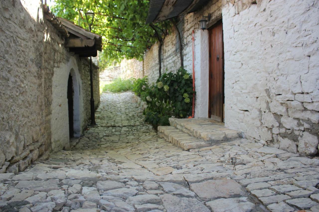 Guest House Toli Inside Berat Castle Exterior foto